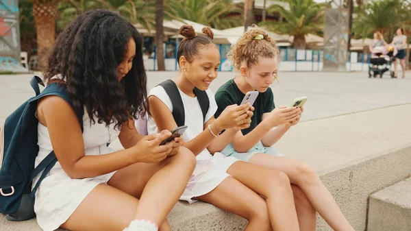 Három Tinédzser Lány Barátja Vízparton Mobiltelefonnal Három Tizenéves Játszik Játékok — Stock Fotó