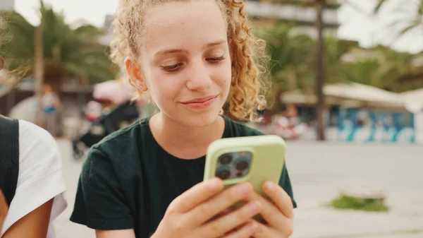 Πριν Την Εφηβεία Κορίτσι Χρησιμοποιεί Κινητό Τηλέφωνο Ενώ Κάθεται Στην — Φωτογραφία Αρχείου