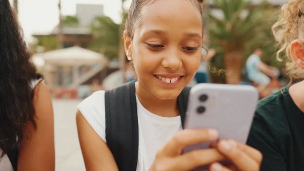 Nastoletnia Dziewczyna Używa Telefonu Komórkowego Siedząc Nabrzeżu Nastolatka Wideokonferencja Smartfonie — Zdjęcie stockowe