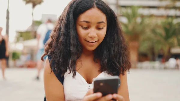 Chica Pre Adolescente Utiliza Teléfono Móvil Mientras Está Sentado Paseo — Foto de Stock