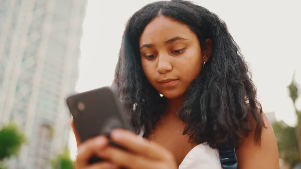 Předpuberťačka Používá Mobilní Telefon Když Sedí Nábřeží Dospívající Dívka Dělat — Stock fotografie