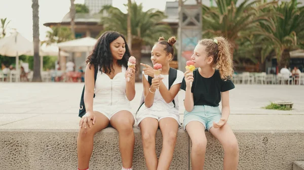 Śmiejąc Się Trzech Nastoletnich Koleżanek Siedzą Nabrzeżu Testują Lody Trzy — Zdjęcie stockowe
