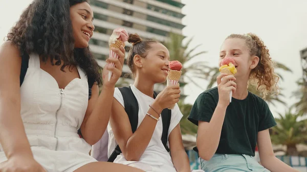 이웃으며 해변에 아이스크림 테스트를 이무더운 여름날 아이스크림을 즐긴다 — 스톡 사진