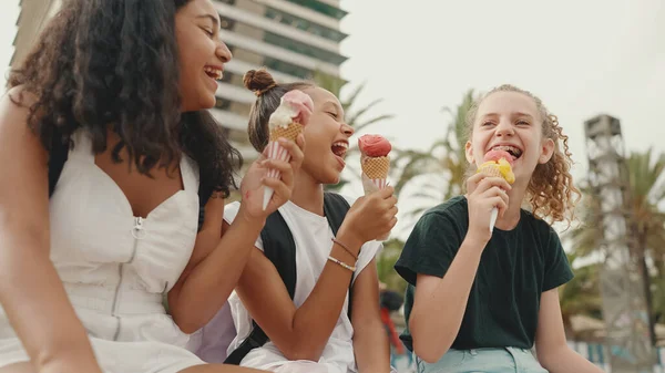 10代前の3人の女の子の友人を笑いながら ウォーターフロントのテストアイスクリームに座っている 暑い夏の日にアイスクリームを楽しむ3人のティーネージャー — ストック写真