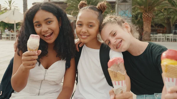 10代前の3人の女の子の友人を笑いながら ウォーターフロントのテストアイスクリームに座っている 暑い夏の日にアイスクリームを楽しむ3人のティーネージャー — ストック写真