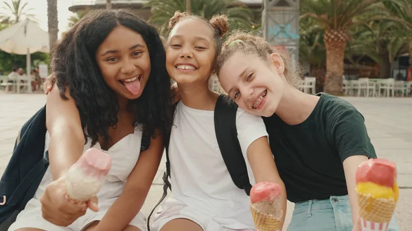 Lachen Drie Meisjes Vrienden Pre Tiener Zitten Het Water Testen — Stockfoto