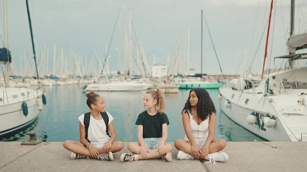 Γελώντας Τρία Κορίτσια Φίλες Πριν Την Εφηβεία Κάθονται Στην Προκυμαία — Φωτογραφία Αρχείου
