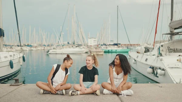 Lachen Drie Meisjes Vrienden Pre Tiener Zitten Aan Het Water — Stockfoto