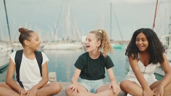 Lachen Drie Meisjes Vrienden Pre Tiener Zitten Aan Het Water — Stockfoto