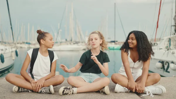 Lachen Drie Meisjes Vrienden Pre Tiener Zitten Aan Het Water — Stockfoto