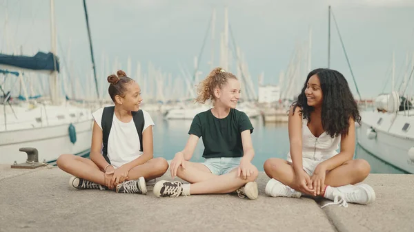 Сміючись Трьом Дівчаткам Друзям Попереднього Віку Сиділи Набережній Проти Кораблів — стокове фото