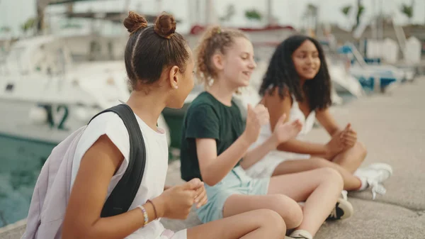 Smějící Tři Dívky Přátelé Pre Teenage Sedí Nábřeží Proti Lodím — Stock fotografie