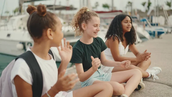 Lachen Drie Meisjes Vrienden Pre Tiener Zitten Aan Het Water — Stockfoto