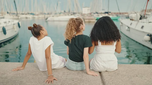 Lachen Drie Meisjes Vrienden Pre Tiener Zitten Aan Het Water — Stockfoto