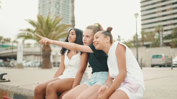 Lachen Drie Meisjes Vrienden Pre Tiener Zitten Aan Het Water — Stockfoto