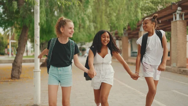 Trzy Dziewczyny Przyjaciele Pre Teen Taniec Grać Tle Parku Miejskiego — Zdjęcie stockowe