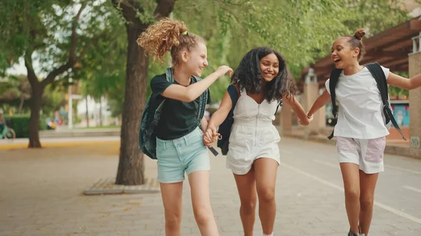 3人の女の子の友人10代前のダンスと市内公園の背景で遊ぶ — ストック写真
