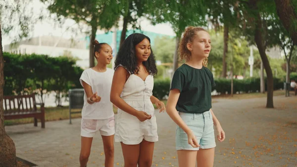 Drie Meisjes Vrienden Pre Tiener Dans Spelen Het Stadspark Achtergrond — Stockfoto