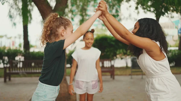 Τρία Κορίτσια Φίλες Πριν Την Εφηβεία Χορεύουν Και Παίζουν Στο — Φωτογραφία Αρχείου