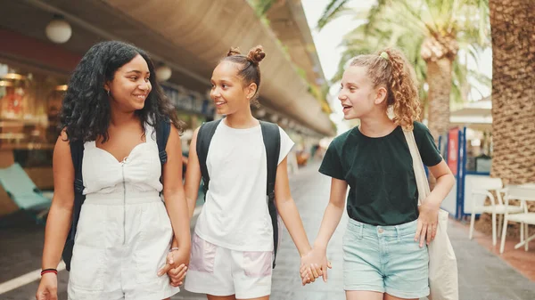 Trzy Dziewczyny Przyjaciele Przednastoletnie Stoją Ulicy Uśmiechając Się Emocjonalnie Rozmawiając — Zdjęcie stockowe