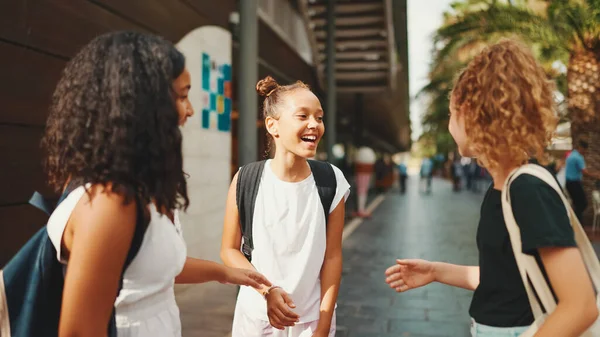 Drie Vriendinnen Van Voor Hun Tienerjaren Staan Straat Glimlachen Emotioneel — Stockfoto