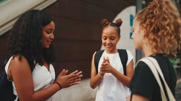 Drie Vriendinnen Van Voor Hun Tienerjaren Staan Straat Glimlachen Emotioneel — Stockfoto