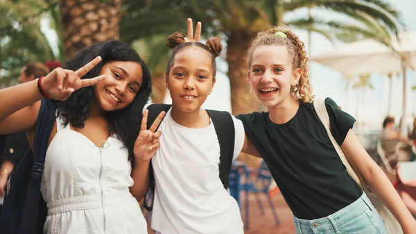 Drie Vriendinnen Van Voor Tienerjaren Die Lachend Straat Stonden Elkaar — Stockfoto