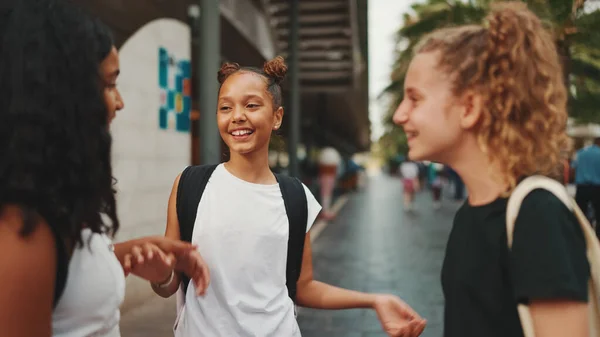 Τρεις Φίλες Πριν Την Εφηβεία Στέκονται Στο Δρόμο Χαμογελώντας Και — Φωτογραφία Αρχείου