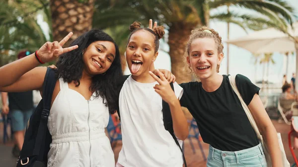 Drie Vriendinnen Van Voor Tienerjaren Die Lachend Straat Stonden Elkaar — Stockfoto