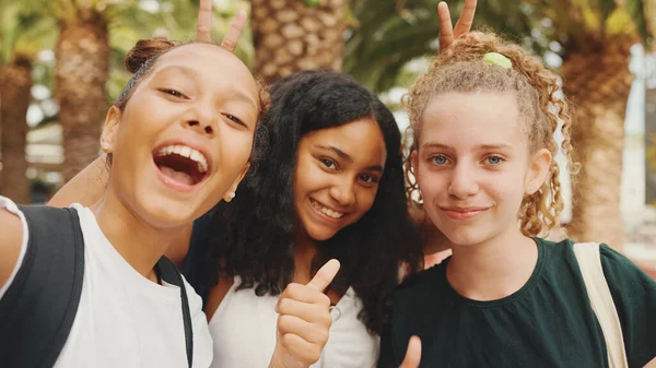 Trei Fete Prietene Pre Adolescente Stând Stradă Zâmbind Îmbrățișându Reciproc — Fotografie, imagine de stoc