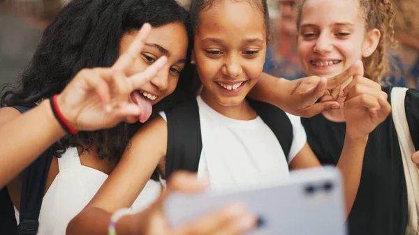 Trzy Nastoletnie Koleżanki Uśmiechające Się Ulicy Robiące Miny Przed Kamerą — Zdjęcie stockowe