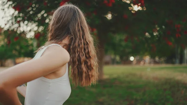 금발의 곱슬머리의 아름다운 소녀가 공원에 — 스톡 사진