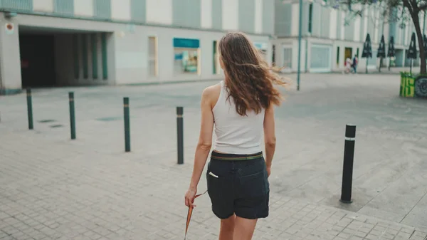 Chica Camina Por Calle Ciudad Con Mascota —  Fotos de Stock