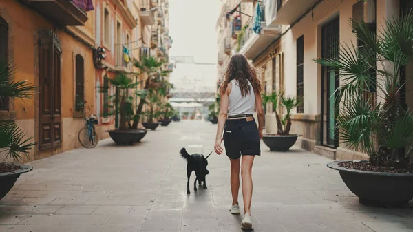 Menina Caminha Pela Rua Cidade Com Seu Animal Estimação — Fotografia de Stock