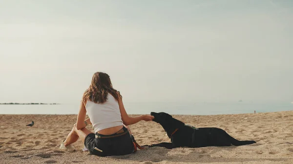 Menina Bonito Com Cabelo Ondulado Longo Topo Branco Joga Praia — Fotografia de Stock