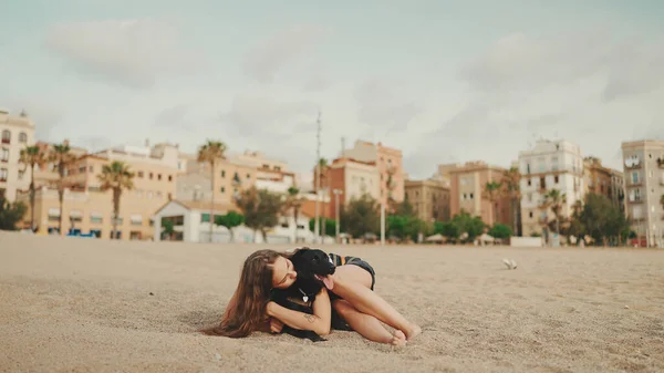 Hora Del Almuerzo Linda Chica Está Sentada Arena Playa Con —  Fotos de Stock