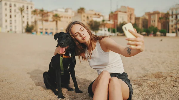 Czas Lunch Cute Girl Siedzi Piasku Plaży Jej Pet Testing — Zdjęcie stockowe