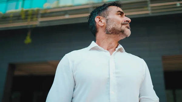 Empresário Maduro Com Barba Limpa Vestindo Camisa Branca Fica Distrito — Fotografia de Stock