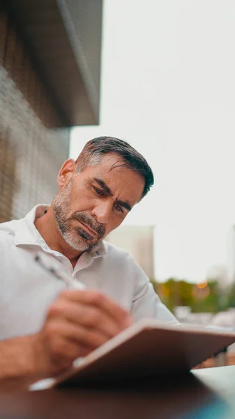 Volwassen Zakenman Met Een Nette Baard Met Een Wit Hemd — Stockfoto