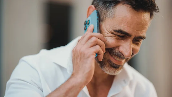 Empresário Maduro Close Com Barba Limpa Usa Telefone Celular Senta — Fotografia de Stock