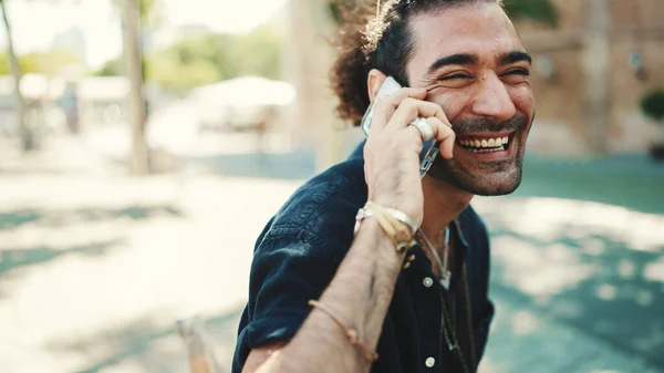 포니테일 투구풍뎅이를 매력적 이탈리아 남자가 배경에 벤치에 전화를 사용하고 있습니다 — 스톡 사진