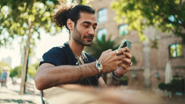 Atractivo Tipo Italiano Con Cola Caballo Rastrojo Está Utilizando Teléfono —  Fotos de Stock