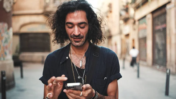 Giovane Attraente Ragazzo Italiano Con Lunghi Capelli Ricci Stoppie Sta — Foto Stock