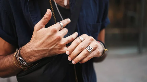 Primer Plano Las Manos Masculinas Pulseras Anillos Hombre Ajusta Anillo —  Fotos de Stock