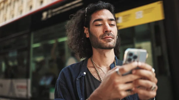 Joven Chico Italiano Atractivo Con Pelo Largo Rizado Rastrojo Está —  Fotos de Stock