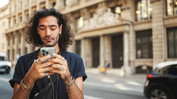Młody Atrakcyjny Włoch Długimi Kręconymi Włosami Zarostem Używa Telefonu Komórkowego — Zdjęcie stockowe
