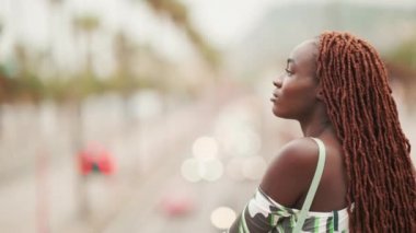 Arkadaki otobanda köprüde duran örgü örgülü muhteşem bir kadın.