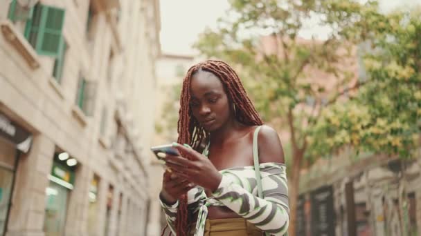 Gyönyörű Afrikai Copfos Felső Áll Utcán Használja Mobiltelefon Stílusos Lány — Stock videók