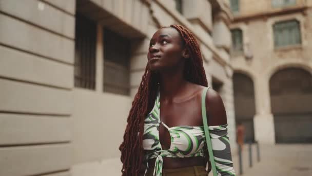 Gorgeous Woman African Braids Dressed Top Walks Street Looks Mobile — Stockvideo