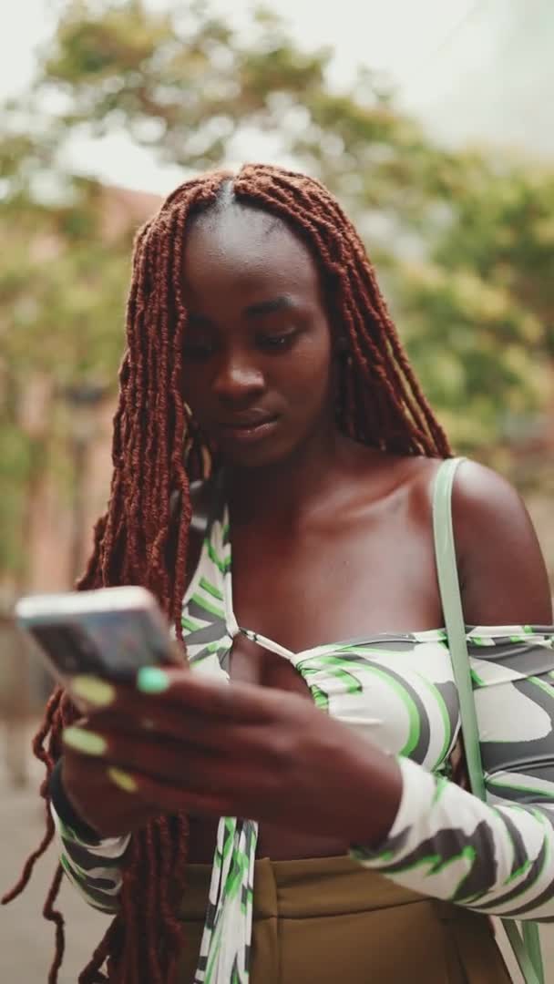 Vertical Video Wspaniała Kobieta Afrykańskimi Warkoczami Nosząca Top Stoi Zewnątrz — Wideo stockowe